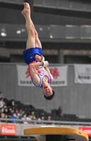 　母校・日体大「必勝」の横断幕を背に跳馬の演技をする土井陵輔（撮影・高石航平）