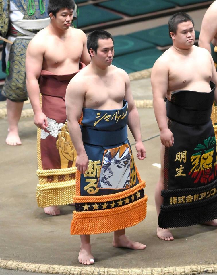 　化粧まわしをつけて土俵に上がる須山（手前）