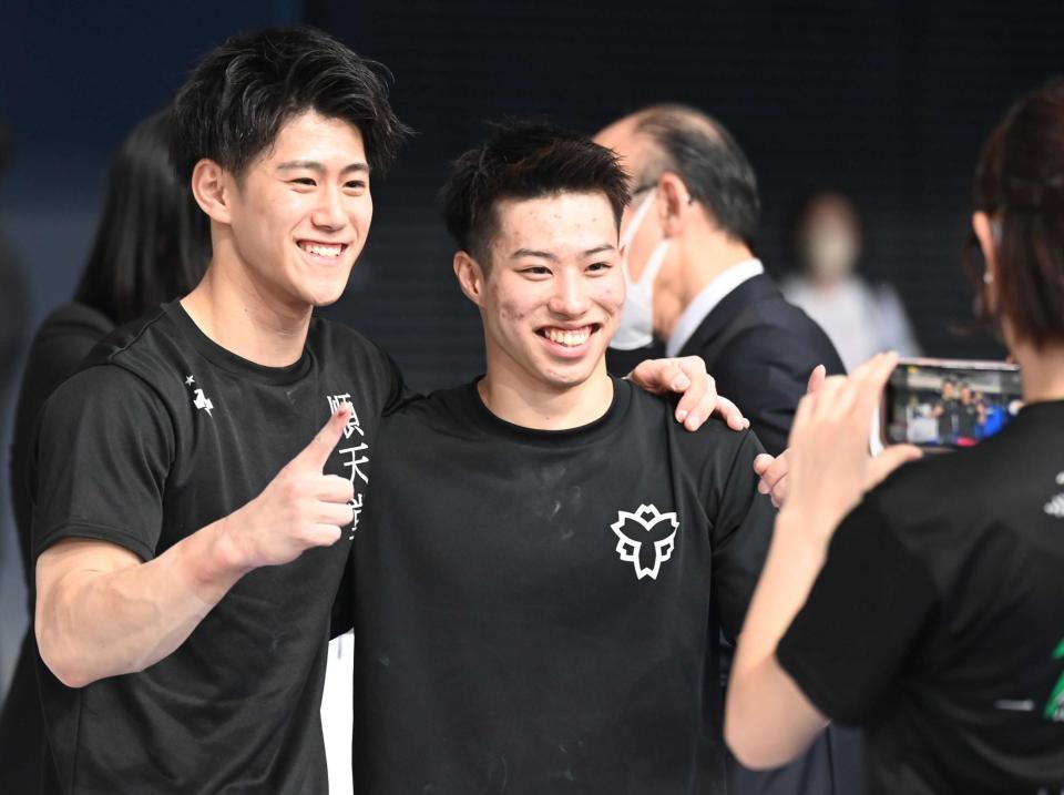 　世界選手権の出場を決めた土井陵輔（中央）と橋本大輝（撮影・高石航平）