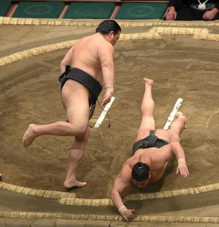 　神崎が叩き込みで勇磨を下す（撮影・堀内翔）