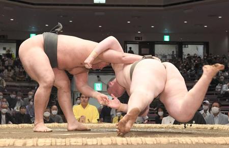 獅司を下手投げで破る狼雅＝両国国技館（撮影・金田祐二）