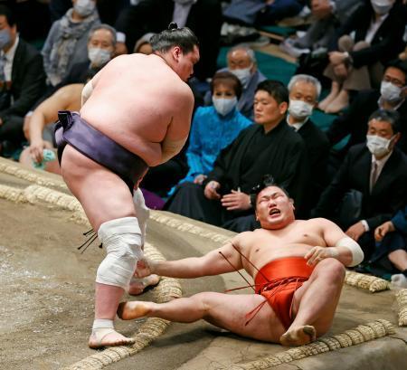 隆の勝、一山本が２敗で首位照ノ富士７勝目、１差に５人