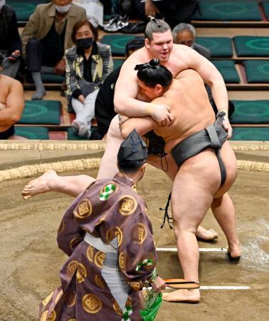 　組み合う獅司（奥）と狼雅。狼雅が下手投げで獅司を破った＝両国国技館