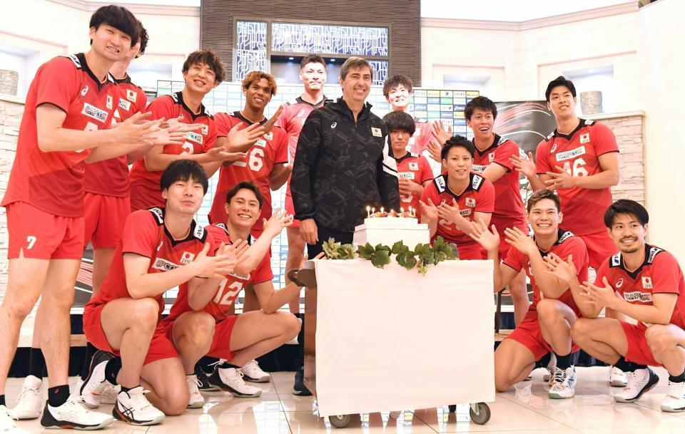 　フィリップ・ブラン監督（中央）の誕生日を祝うバレーボール男子日本代表候補選手（撮影・三好信也）