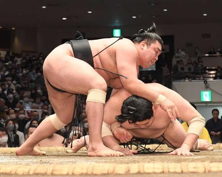 　阿炎をはたき込みで破った霧馬山（撮影・金田祐二）