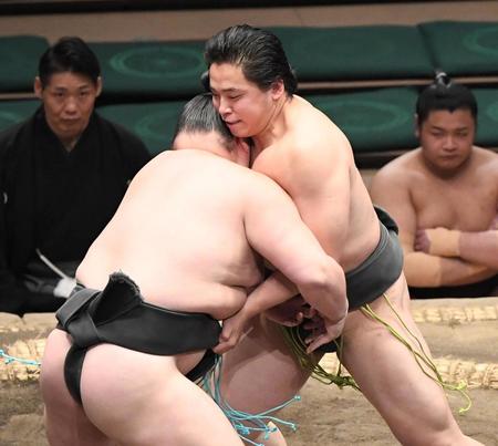 家島を寄り切りで破った琴手計（撮影・金田祐二）