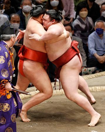 　豊昇龍（左）を攻める隆の勝。寄り倒しで破った＝両国国技館