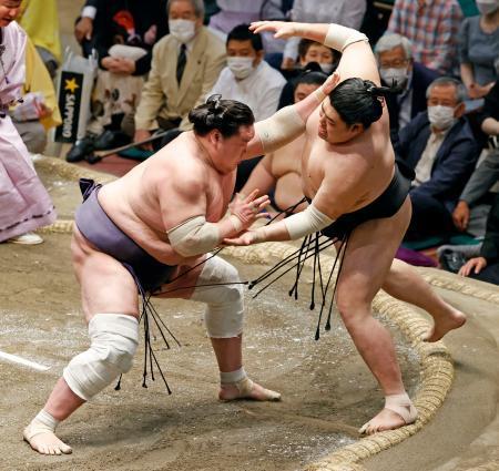 隆の勝２敗堅持、単独首位に照ノ富士勝ち越し、１差で５人