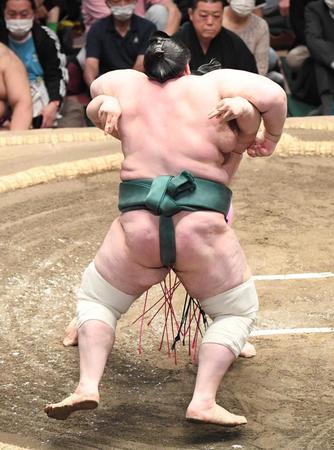 　体が隠れるほどの体格差もなんの！碧山を真っ向から寄り切った宇良（撮影・金田祐二）