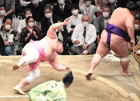 貴景勝（右）を突き落としで破る宇良（撮影・金田祐二）