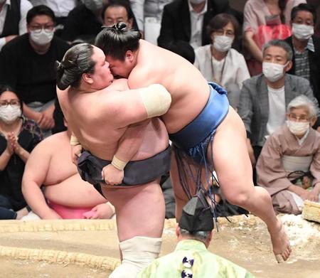 若隆景を極め出しで下す照ノ富士（撮影・金田祐二）
