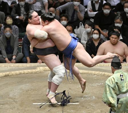 隆の勝１０勝目、単独首位守る１差で照ノ富士、宇良ら３人