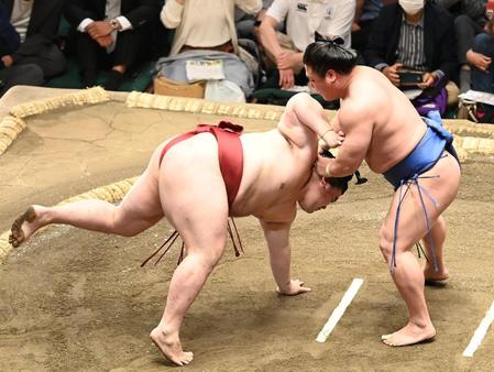 　若隆景（右）に引き落としで敗れる隆の勝（撮影・高石航平）