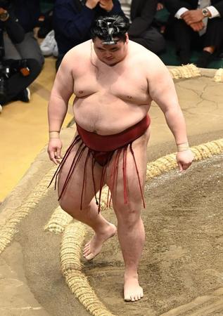 　若隆景に敗れ、がっくりと引き揚げる隆の勝（撮影・高石航平）