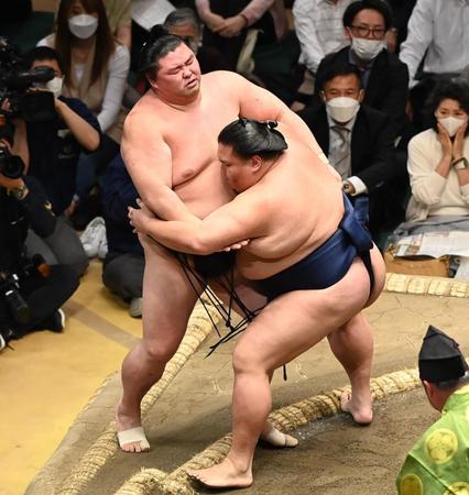 　正代（左）を寄り切りで破る御嶽海（撮影・高石航平）