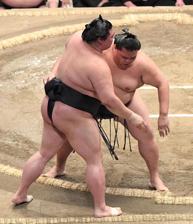 　寄り切りで正代に勝った御嶽海（撮影・金田祐二）