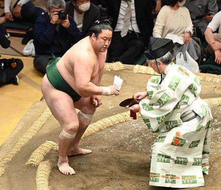 勝ち名乗りを受ける佐田の海