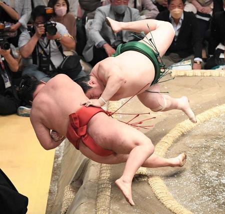 豊昇龍（手前）を破り３敗を守った佐田の海（撮影・金田祐二）