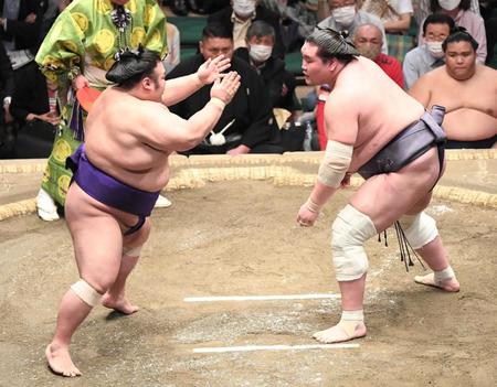 貴景勝（左）の猫だましに惑わされず３敗を守った照ノ富士