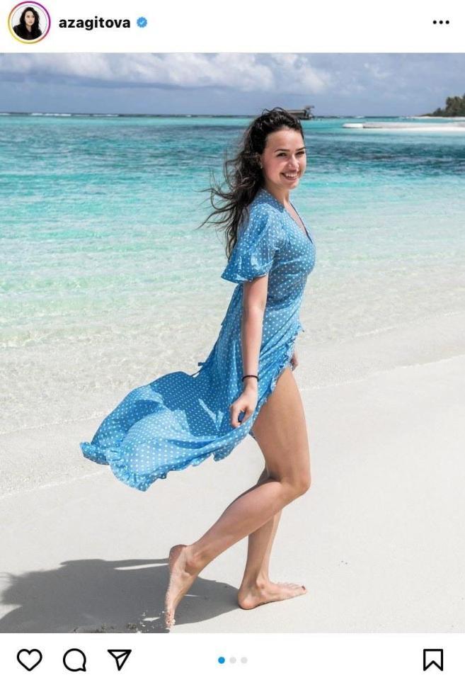 ザギトワ 浜辺で水玉ワンピ姿 セクシー生美脚にまるで人魚海の女神と反響 スポーツ デイリースポーツ online