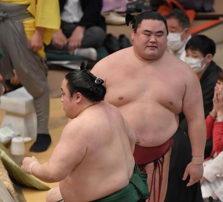 　佐田の海（左）にすくい投げで敗れた隆の勝（撮影・伊藤笙子）