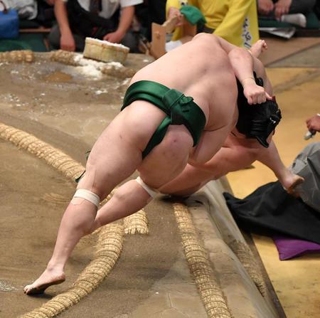 　佐田の海（手前）にすくい投げで敗れた隆の勝（撮影・伊藤笙子）