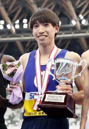　男子５０００メートルで優勝し、表彰台で笑顔の三浦龍司