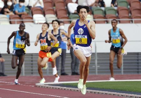 　男子５０００メートル決勝　１３分４２秒３５で優勝した三浦龍司（８）＝国立競技場