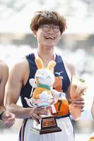 　男子４００メートル障害で２連覇し、表彰台で笑顔の黒川和樹