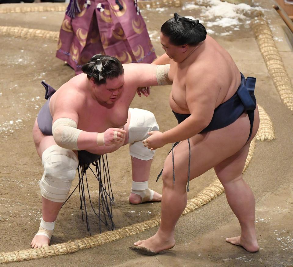 　御嶽海（右）を寄り切りで下し、優勝を決めた照ノ富士（撮影・伊藤笙子）