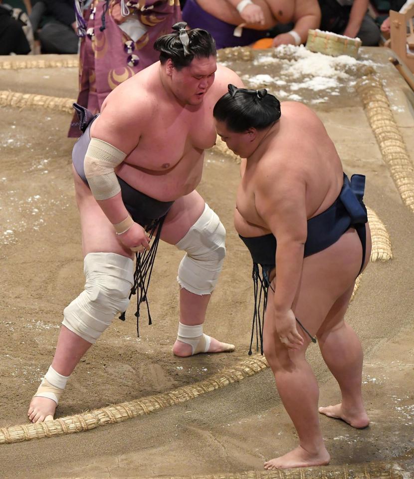 　御嶽海（右）を寄り切りで下し、幕内優勝を決めた照ノ富士（撮影・伊藤笙子）