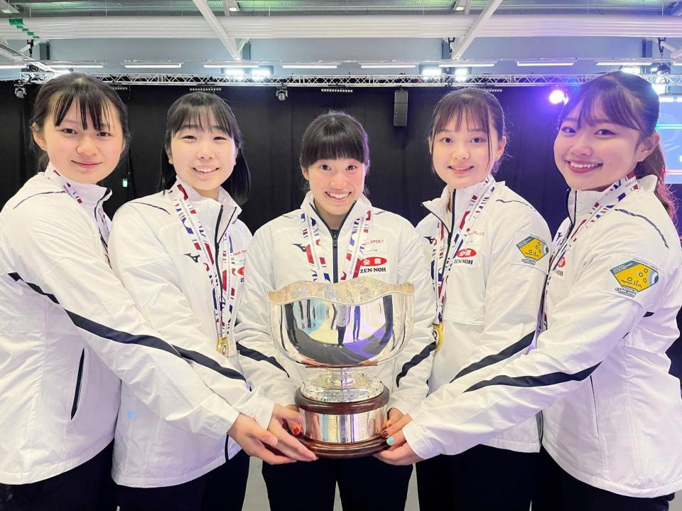 　世界ジュニアで金メダルを獲得したカーリング女子日本代表の（左から）上野結生、三浦由唯菜、山本冴、上野美優、荻原詠理（ｃ）ＪＣＡ