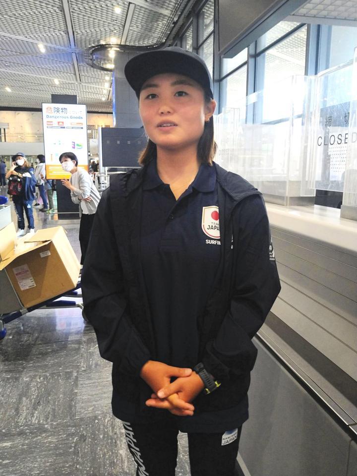 　取材に応じる松岡亜音