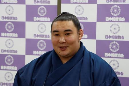 　新十両昇進が決まり、喜びを語る欧勝馬（日本相撲協会提供）