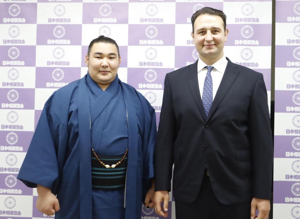 　新十両昇進が決まった欧勝馬（左）と元大関琴欧州の鳴戸親方（日本相撲協会提供）