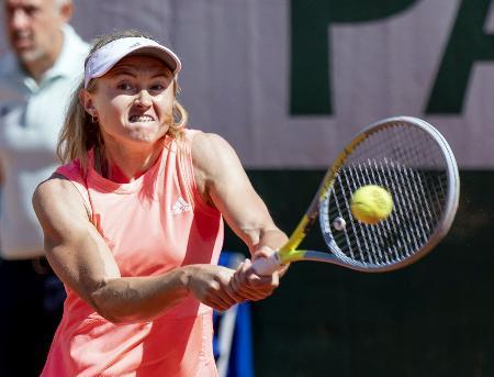 　女子シングルス２回戦でエマ・ラドゥカヌに逆転勝ちしたアレクサンドラ・サスノビッチ＝パリ（共同）