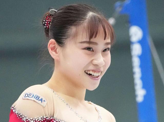体操東京五輪代表の杉原愛子、圧巻の美開脚ストレッチに驚きの声「指の先までピンとしている」