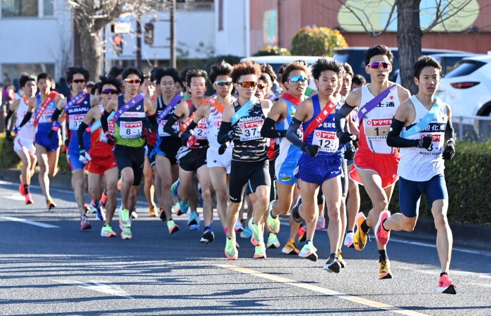 　第６６回ニューイヤー駅伝で力走する１区の選手たち＝２０２２年１月１日