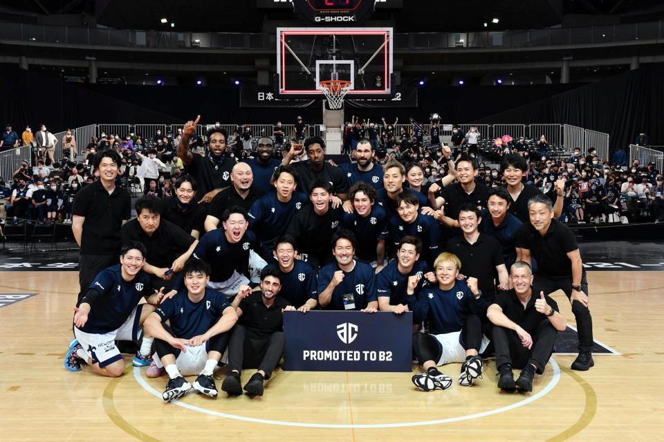 　Ｂ２昇格を決めたアルティーリ千葉の選手ら（Ｃ）Ｂ．ＬＥＡＧＵＥ