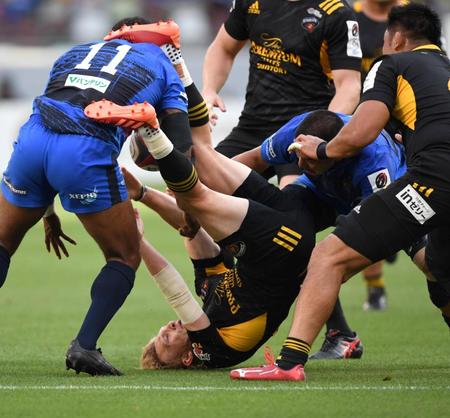 　前半、激しいディフェンスに転倒する東京ＳＧのダミアン・マッケンジー（中央）＝撮影・棚橋慶太