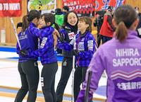 　北海道銀行に勝利し決勝進出を決め、喜ぶロコ・ソラーレ。左から吉田知、吉田夕、藤沢、鈴木