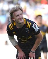 　前半、ペナルティキック前にほほ笑む東京ＳＧのダミアン・マッケンジー（撮影・伊藤笙子）