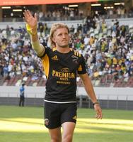 　スタンドのファンに手を振るダミアン・マッケンジー（撮影・棚橋慶太）