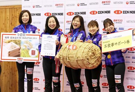 　優勝し表彰台で笑顔を見せるロコ・ソラーレの（右から）吉田夕、鈴木、吉田知、藤沢、石崎（代表撮影）