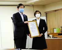 神戸市の久元喜造市長（左）から神戸栄誉賞を受けた坂本花織＝神戸市役所