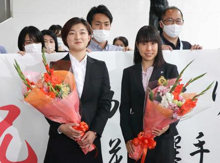 　神戸市役所を訪れ、花束を手に笑顔で撮影に応じる坂本花織（左）と三原舞依