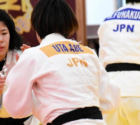 　五輪王者の証しである「金ゼッケン」の柔道着で乱取りを行う阿部詩