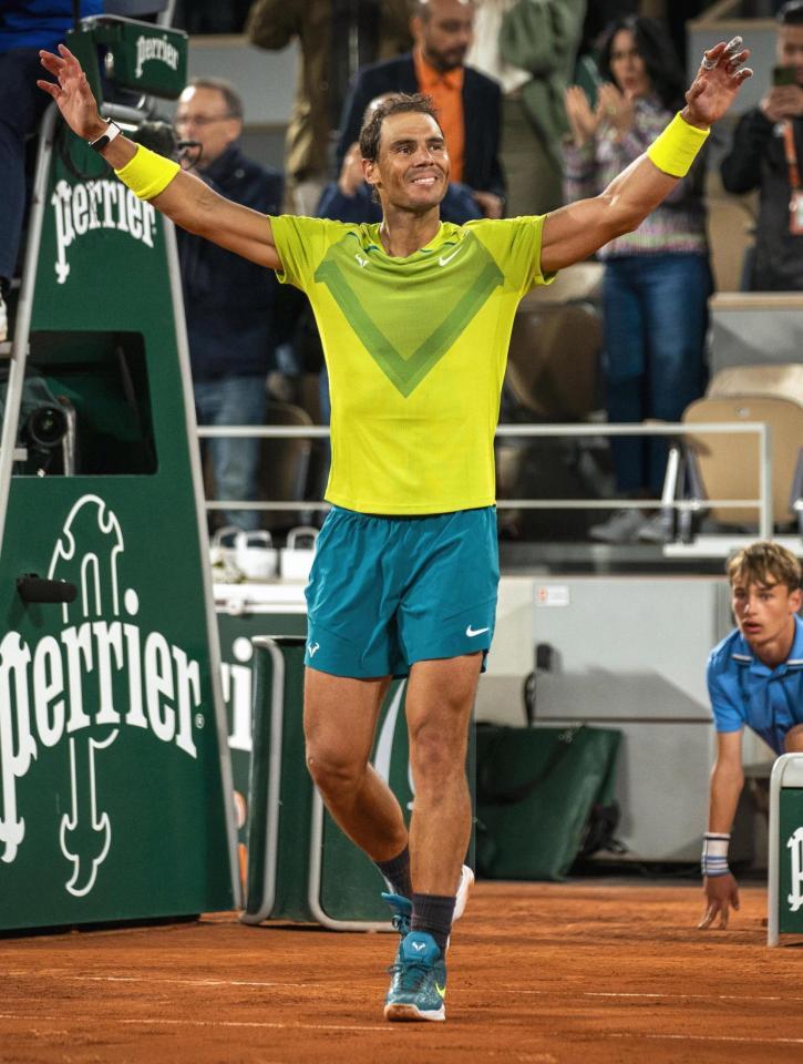 　準々決勝を突破し、歓声に応えるラファエル・ナダル（共同）