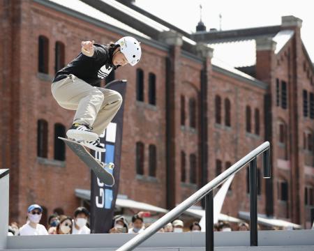 　スケートボード女子ストリート準決勝　演技する西矢椛＝横浜赤レンガ倉庫イベント広場