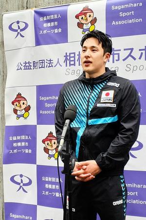 　取材に応じる瀬戸大也＝さがみはらグリーンプール